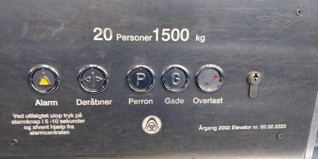 Elevator på Dybbølsbro station. Alt for mange knapper, ingen pile, kun tekster.