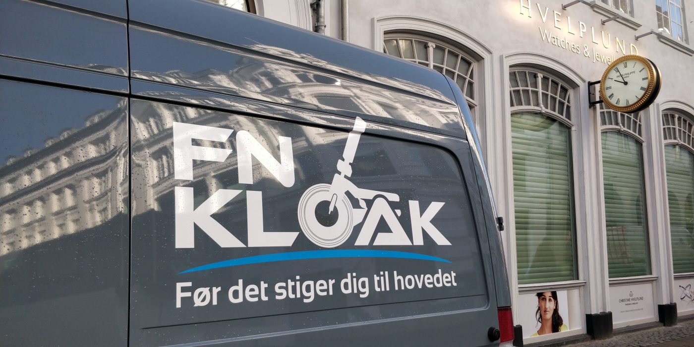 En blå varevogn med teksten: FN Kloak. Før det stiger dig til hovedet.