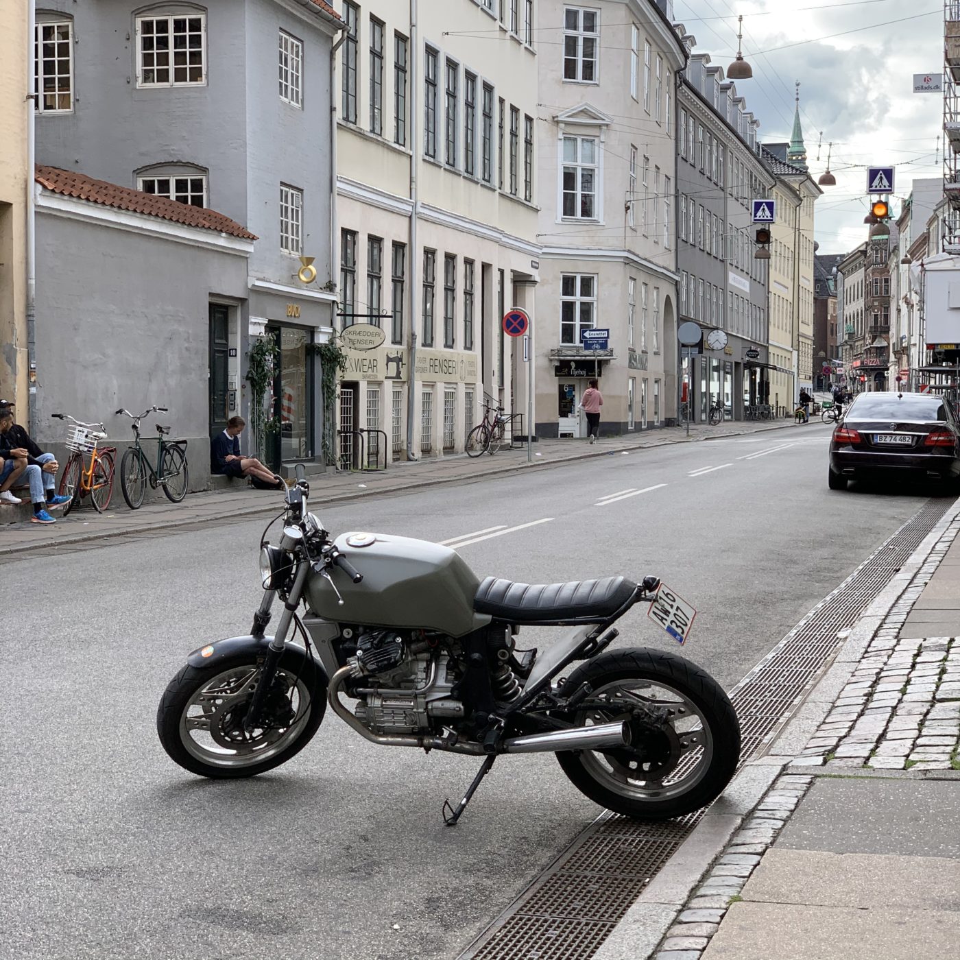 En gammel, flot motorcykel parkeret på tværs på Rådhusstræde i København
