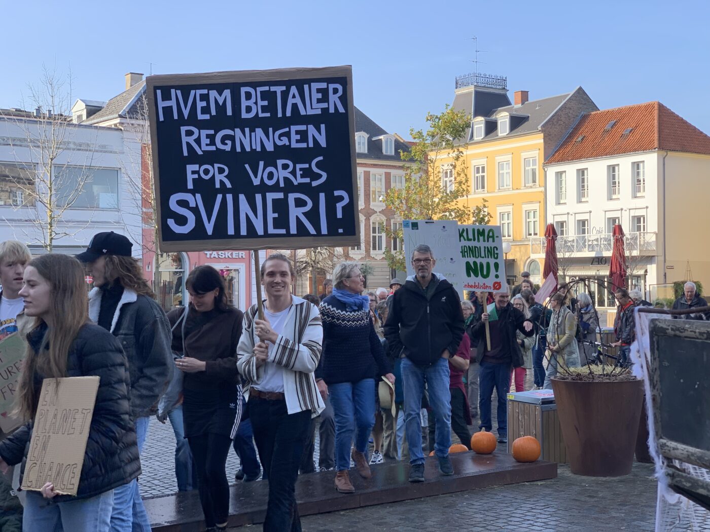 Folkets klimamarch i Nykøbing Falster, 30. oktober 2022. Et skilt med teksten "Hvem betaler regningen for vores svineri?"