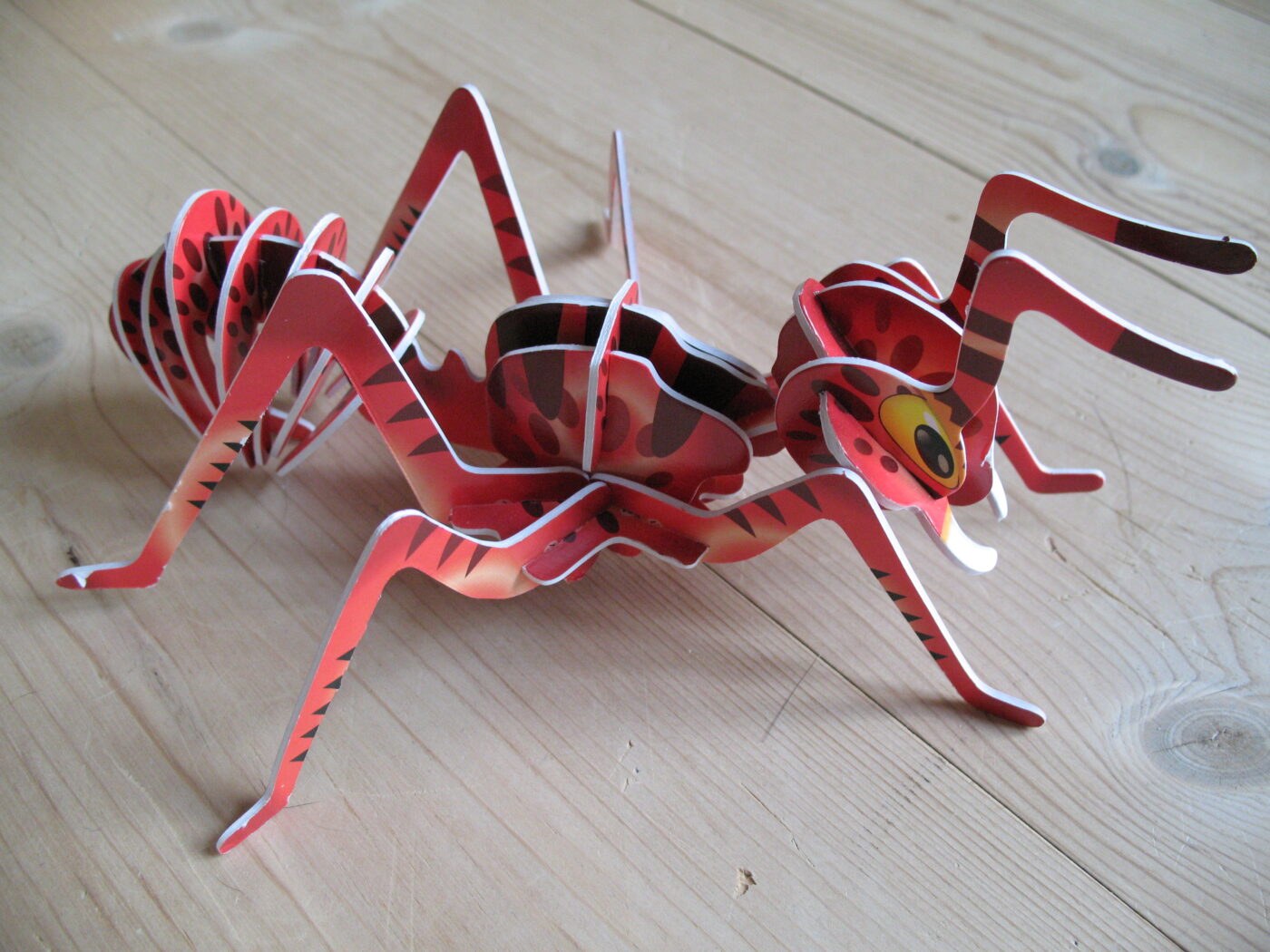 En rød myre lavet af pap.