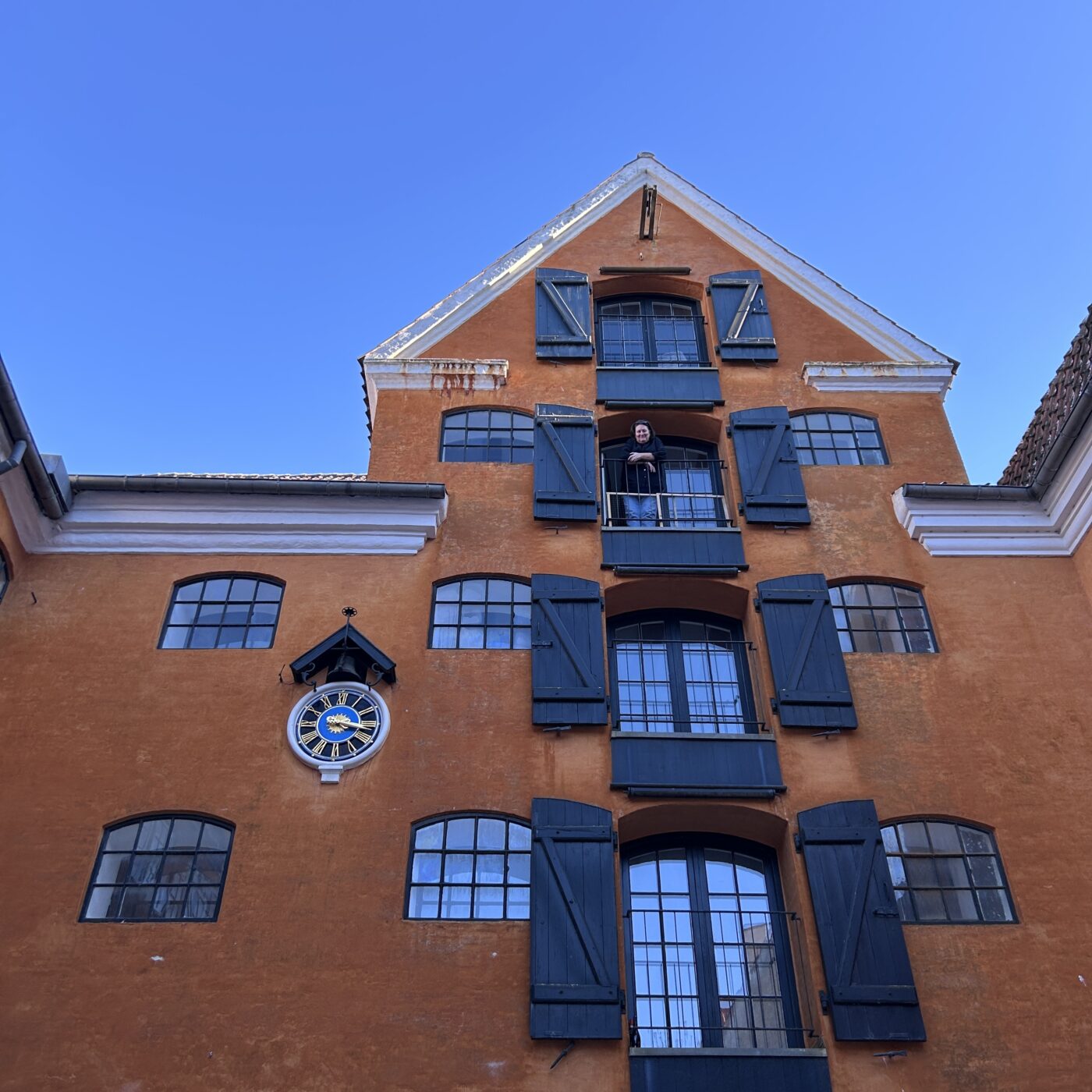 Blå himmel, smukt pakhus på Christianshavn.
